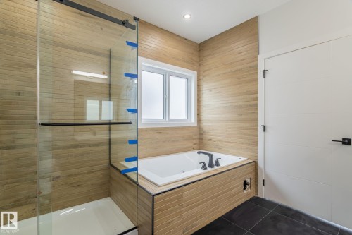 615 Astoria Way, Devon, AB - Indoor Photo Showing Bathroom