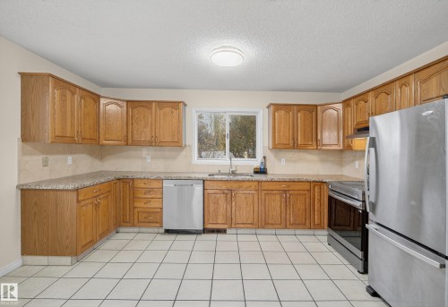 6520 154 Avenue, Edmonton, AB - Indoor Photo Showing Kitchen