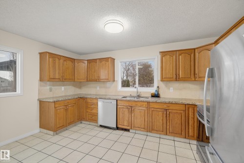 6520 154 Avenue, Edmonton, AB - Indoor Photo Showing Kitchen