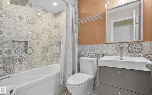 6520 154 Avenue, Edmonton, AB - Indoor Photo Showing Bathroom