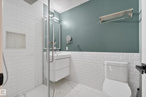 6520 154 Avenue, Edmonton, AB - Indoor Photo Showing Bathroom