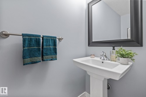17504 13 Avenue, Edmonton, AB - Indoor Photo Showing Bathroom