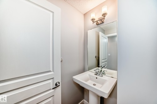 2033 Cavanagh Drive, Edmonton, AB - Indoor Photo Showing Bathroom