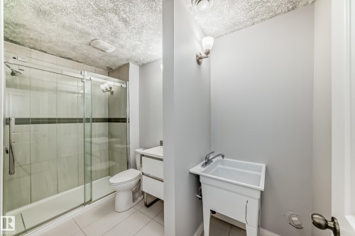 2033 Cavanagh Drive, Edmonton, AB - Indoor Photo Showing Bathroom