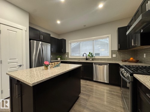 2033 Cavanagh Drive, Edmonton, AB - Indoor Photo Showing Kitchen With Upgraded Kitchen