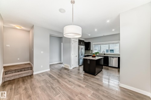 2033 Cavanagh Drive, Edmonton, AB - Indoor Photo Showing Kitchen With Upgraded Kitchen