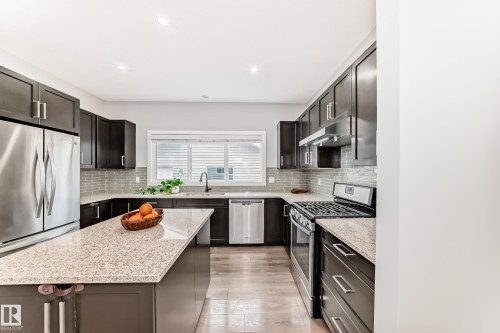 2033 Cavanagh Drive, Edmonton, AB - Indoor Photo Showing Kitchen With Upgraded Kitchen