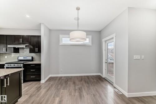 2033 Cavanagh Drive, Edmonton, AB - Indoor Photo Showing Kitchen With Upgraded Kitchen