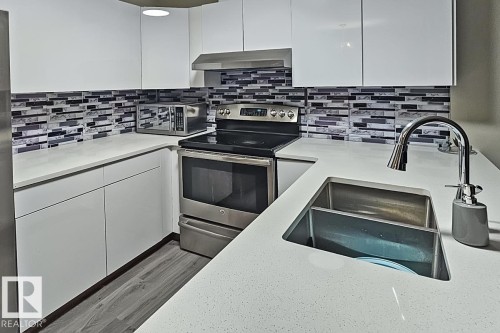 5531 163 Avenue, Edmonton, AB - Indoor Photo Showing Kitchen With Upgraded Kitchen