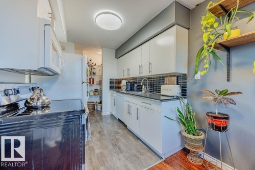 1 8005 144 Avenue, Edmonton, AB - Indoor Photo Showing Kitchen