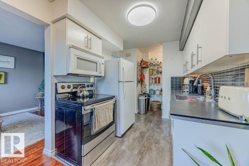 1 8005 144 Avenue, Edmonton, AB - Indoor Photo Showing Kitchen