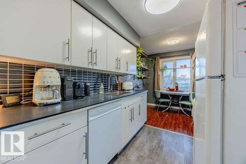 1 8005 144 Avenue, Edmonton, AB - Indoor Photo Showing Kitchen