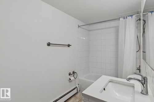 402 9730 106 Street, Edmonton, AB - Indoor Photo Showing Bathroom