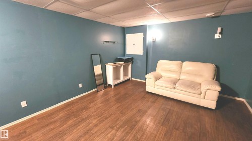 5063 Stanton Drive, Edmonton, AB - Indoor Photo Showing Other Room