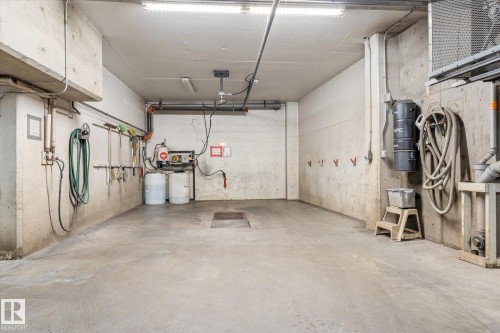 114 2011 137 Avenue, Edmonton, AB - Indoor Photo Showing Garage