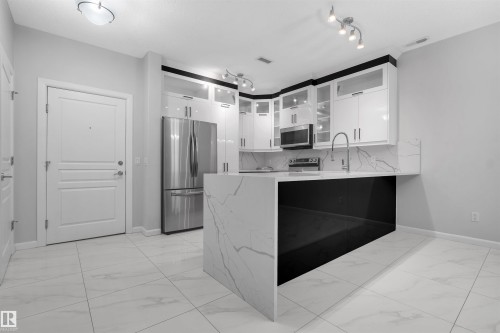 105 160 Magrath Road Nw, Edmonton, AB - Indoor Photo Showing Kitchen