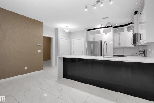 105 160 Magrath Road Nw, Edmonton, AB - Indoor Photo Showing Kitchen