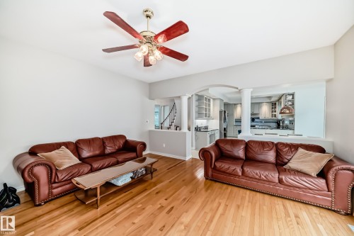 946 Wallbridge Place, Edmonton, AB - Indoor Photo Showing Living Room
