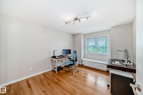 946 Wallbridge Place, Edmonton, AB - Indoor Photo Showing Other Room