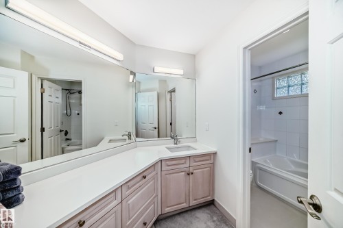 946 Wallbridge Place, Edmonton, AB - Indoor Photo Showing Bathroom