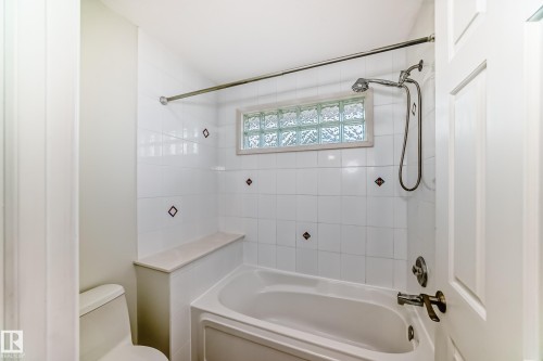 946 Wallbridge Place, Edmonton, AB - Indoor Photo Showing Bathroom