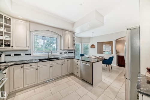 946 Wallbridge Place, Edmonton, AB - Indoor Photo Showing Kitchen