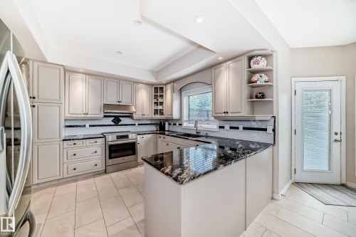 946 Wallbridge Place, Edmonton, AB - Indoor Photo Showing Kitchen