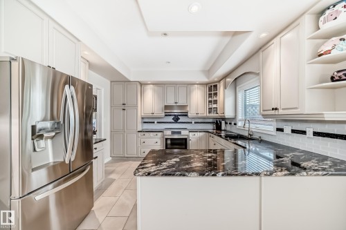 946 Wallbridge Place, Edmonton, AB - Indoor Photo Showing Kitchen With Upgraded Kitchen