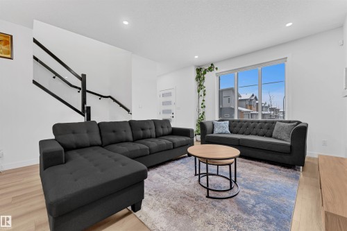 217 Charlesworth Drive, Edmonton, AB - Indoor Photo Showing Living Room