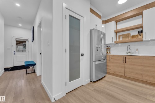 217 Charlesworth Drive, Edmonton, AB - Indoor Photo Showing Kitchen