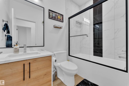 217 Charlesworth Drive, Edmonton, AB - Indoor Photo Showing Bathroom