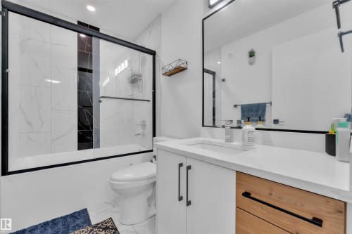 217 Charlesworth Drive, Edmonton, AB - Indoor Photo Showing Bathroom
