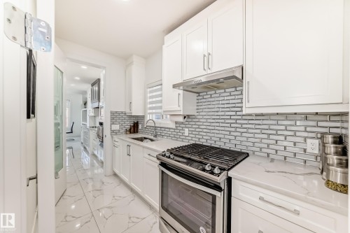 5518 30 Avenue, Beaumont, AB - Indoor Photo Showing Kitchen With Upgraded Kitchen