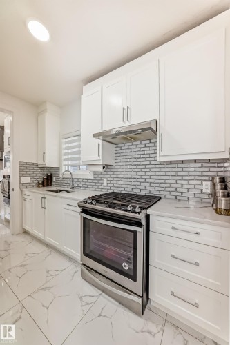 5518 30 Avenue, Beaumont, AB - Indoor Photo Showing Kitchen With Upgraded Kitchen