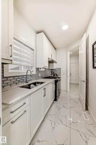 5518 30 Avenue, Beaumont, AB - Indoor Photo Showing Kitchen With Upgraded Kitchen