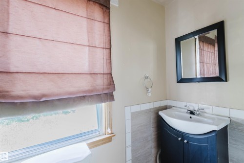 10827 111 Street, Edmonton, AB - Indoor Photo Showing Bathroom