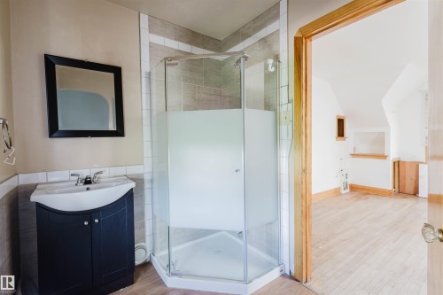 10827 111 Street, Edmonton, AB - Indoor Photo Showing Bathroom
