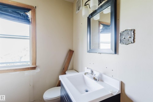 10827 111 Street, Edmonton, AB - Indoor Photo Showing Bathroom