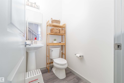 2330 Kelly Circle, Edmonton, AB - Indoor Photo Showing Bathroom