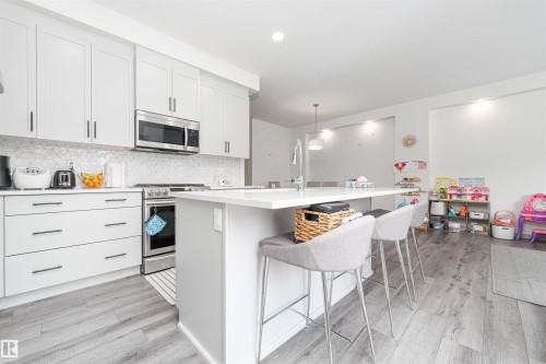 2330 Kelly Circle, Edmonton, AB - Indoor Photo Showing Kitchen With Upgraded Kitchen