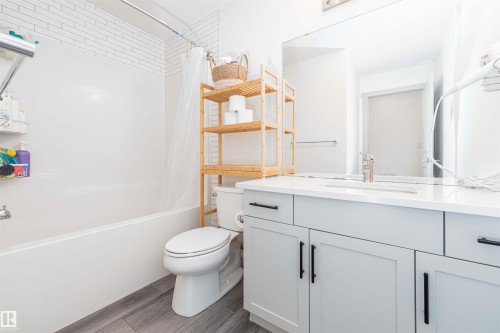 2330 Kelly Circle, Edmonton, AB - Indoor Photo Showing Bathroom