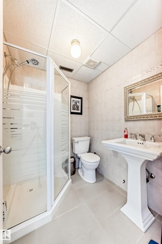 318 Dechene Road, Edmonton, AB - Indoor Photo Showing Bathroom