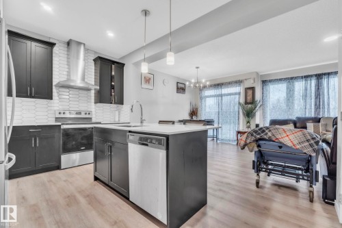 22007 80 Avenue, Edmonton, AB - Indoor Photo Showing Kitchen With Stainless Steel Kitchen With Upgraded Kitchen