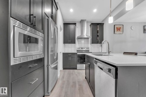22007 80 Avenue, Edmonton, AB - Indoor Photo Showing Kitchen With Stainless Steel Kitchen With Upgraded Kitchen