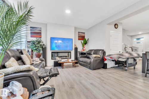 22007 80 Avenue, Edmonton, AB - Indoor Photo Showing Living Room
