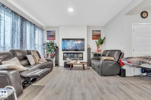 22007 80 Avenue, Edmonton, AB - Indoor Photo Showing Living Room