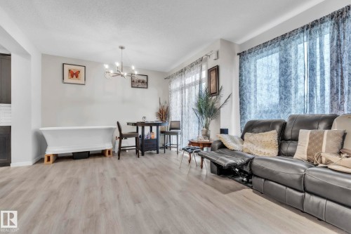 22007 80 Avenue, Edmonton, AB - Indoor Photo Showing Living Room