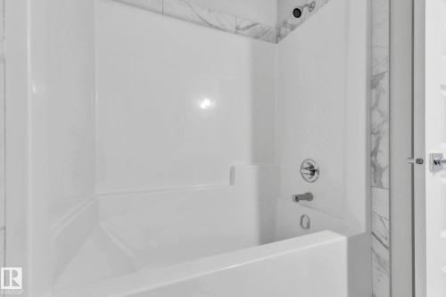 22007 80 Avenue, Edmonton, AB - Indoor Photo Showing Bathroom