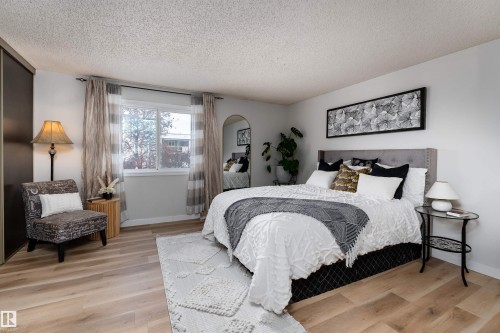 2909 139 Avenue, Edmonton, AB - Indoor Photo Showing Bedroom