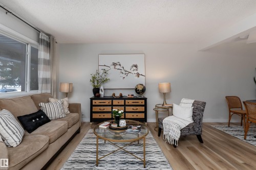 2909 139 Avenue, Edmonton, AB - Indoor Photo Showing Living Room